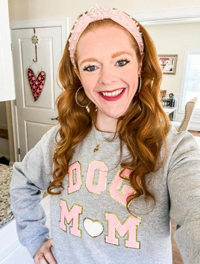 Dog Mom Letter Patch Crewneck Sweatshirt - United Monograms